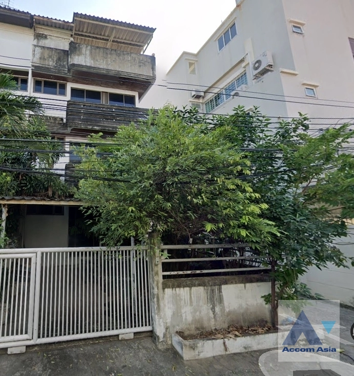  5 Bedrooms  Townhouse For Sale in Sukhumvit, Bangkok  near BTS Phra khanong (AA39675)