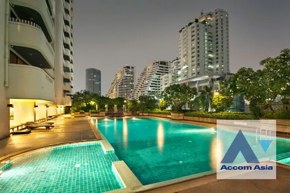  4 Bedrooms  Apartment For Rent in Sukhumvit, Bangkok  near BTS Phrom Phong (AA39777)