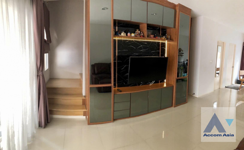  3 Bedrooms  House For Rent in Pattanakarn, Bangkok  near BTS On Nut (AA39786)