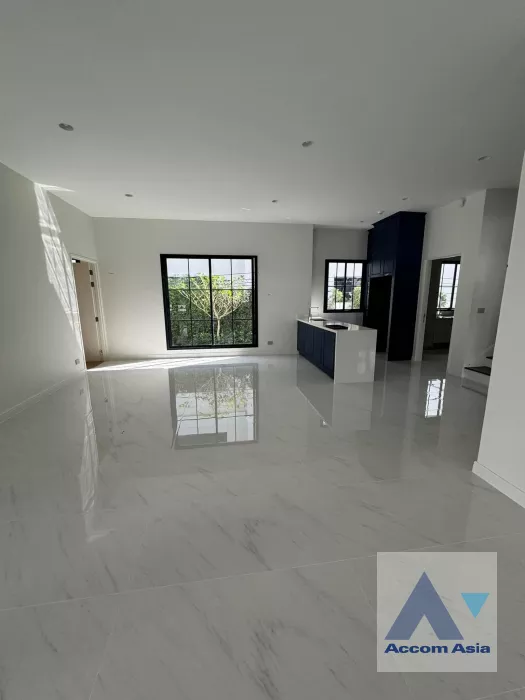  4 Bedrooms  House For Rent in Phaholyothin, Bangkok  (AA39854)