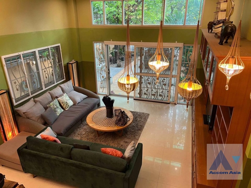  2 Bedrooms  Townhouse For Rent in Sukhumvit, Bangkok  near BTS Punnawithi (AA39864)