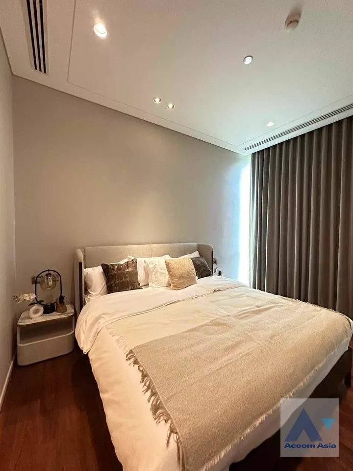  1 Bedroom  Condominium For Rent in Ploenchit, Bangkok  near BTS Ratchadamri (AA39898)