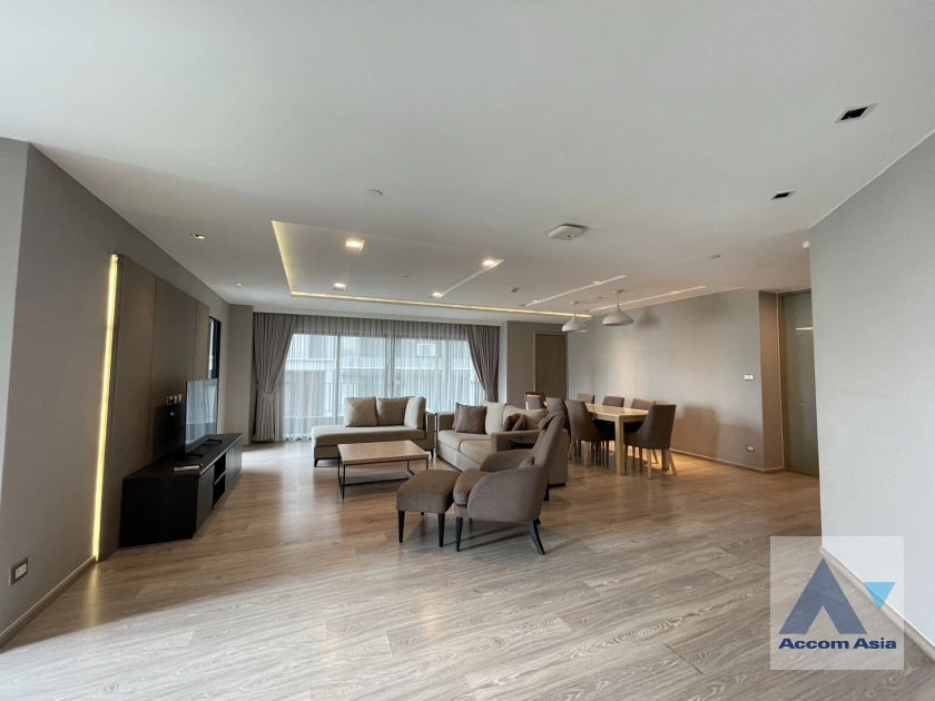  3 Bedrooms  Apartment For Rent in Sukhumvit, Bangkok  near BTS Ekkamai (AA39917)