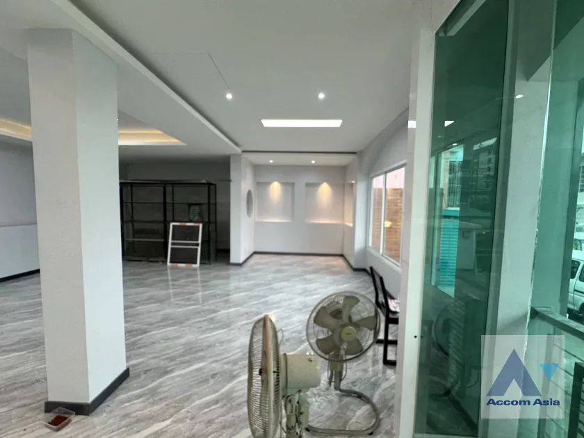  1  Building For Rent in pattanakarn ,Bangkok BTS Punnawithi AA39947