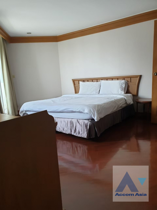  3 Bedrooms  Apartment For Rent in Sukhumvit, Bangkok  near BTS Nana (AA39961)