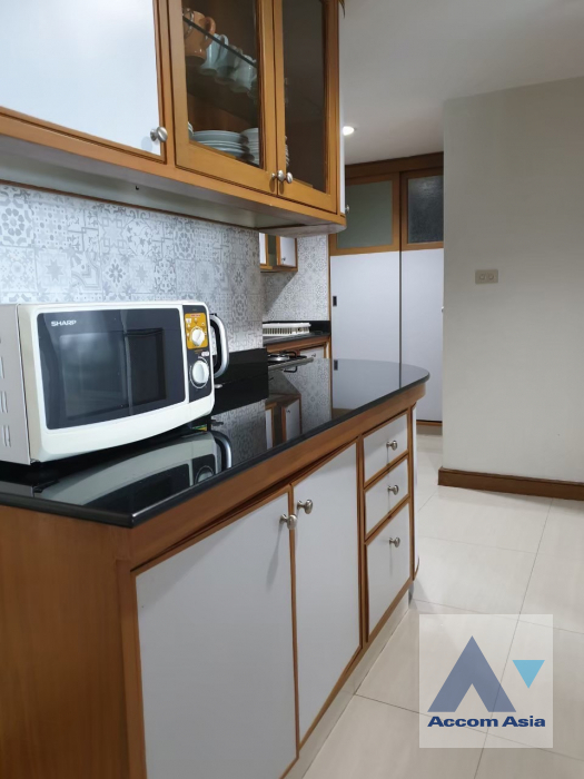  3 Bedrooms  Apartment For Rent in Sukhumvit, Bangkok  near BTS Nana (AA39961)