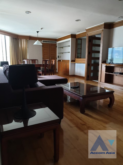  3 Bedrooms  Apartment For Rent in Sukhumvit, Bangkok  near BTS Nana (AA39961)