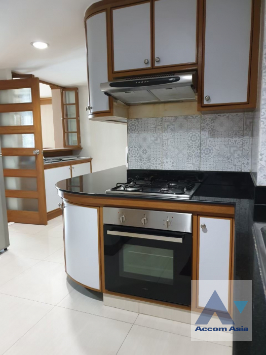  3 Bedrooms  Apartment For Rent in Sukhumvit, Bangkok  near BTS Nana (AA39961)