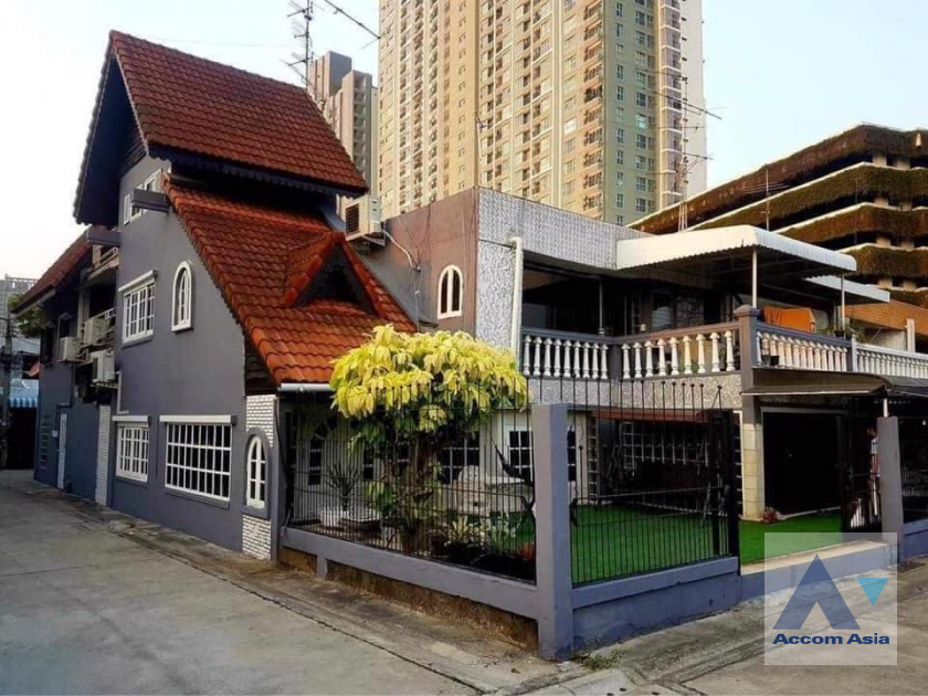  5 Bedrooms  House For Sale in Sukhumvit, Bangkok  near BTS Phra khanong (AA40059)