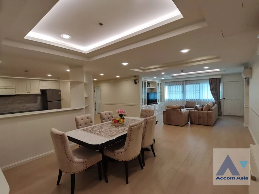  3 Bedrooms  Apartment For Rent in Sukhumvit, Bangkok  near BTS Phrom Phong (AA40067)