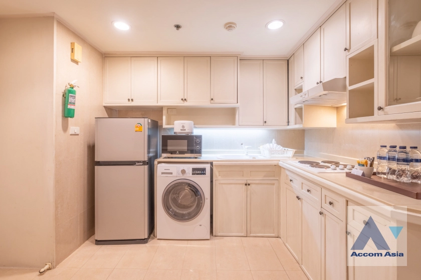  3 Bedrooms  Apartment For Rent in Sukhumvit, Bangkok  near BTS Asok (AA40074)