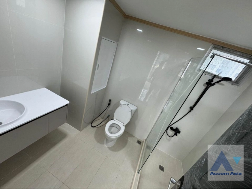  3 Bedrooms  Condominium For Rent in Sukhumvit, Bangkok  near BTS Phrom Phong (AA40096)