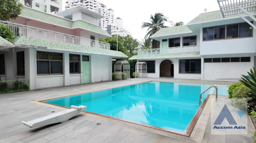 Private Swimming Pool |  4 Bedrooms  House For Rent in Sukhumvit, Bangkok  near BTS Thong Lo (AA40098)