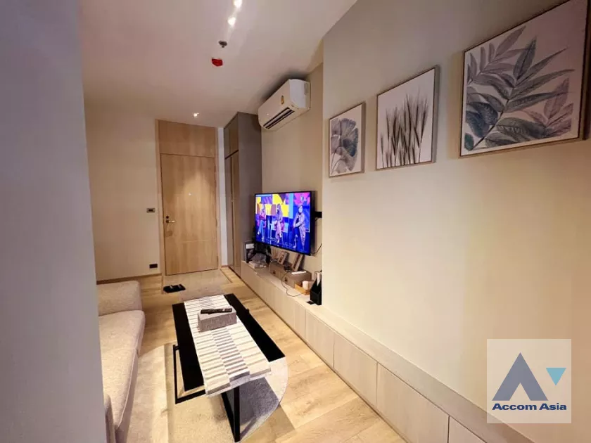  1 Bedroom  Condominium For Rent in Sukhumvit, Bangkok  near BTS Ekkamai (AA40103)