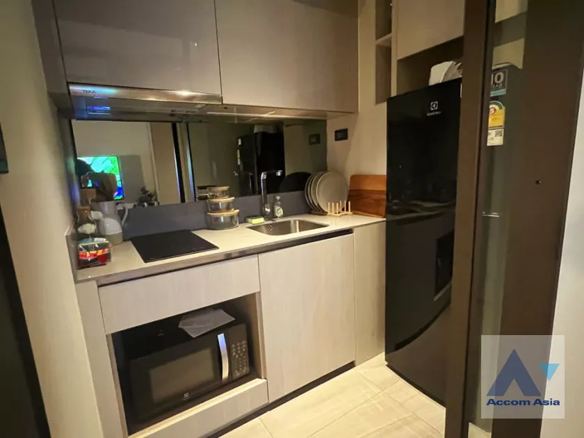  1 Bedroom  Condominium For Rent in Sukhumvit, Bangkok  near BTS Ekkamai (AA40103)