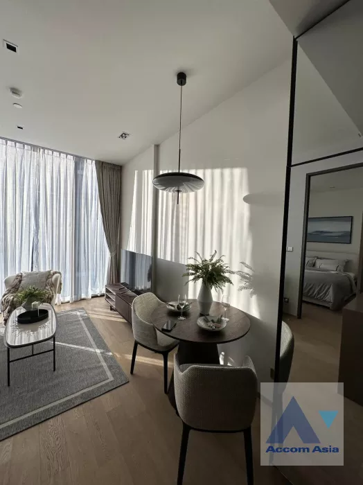  1 Bedroom  Condominium For Rent in Ploenchit, Bangkok  near BTS Chitlom (AA40122)