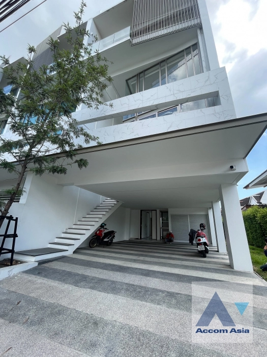 Luxury, Home Office |  3 Bedrooms  House For Rent & Sale in Phaholyothin, Bangkok  near MRT Lat Phrao (AA40150)