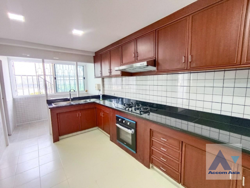 8  3 br Apartment For Rent in Sukhumvit ,Bangkok BTS Asok - MRT Sukhumvit at Family Apartment with Lake View AA40247