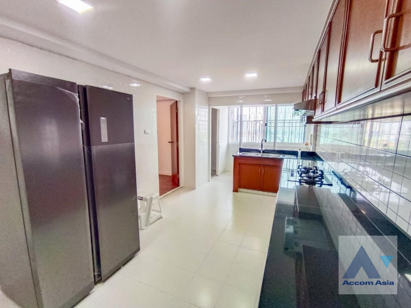 9  3 br Apartment For Rent in Sukhumvit ,Bangkok BTS Asok - MRT Sukhumvit at Family Apartment with Lake View AA40247