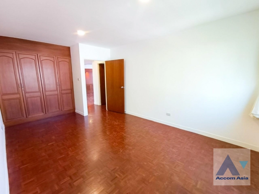 18  3 br Apartment For Rent in Sukhumvit ,Bangkok BTS Asok - MRT Sukhumvit at Family Apartment with Lake View AA40247