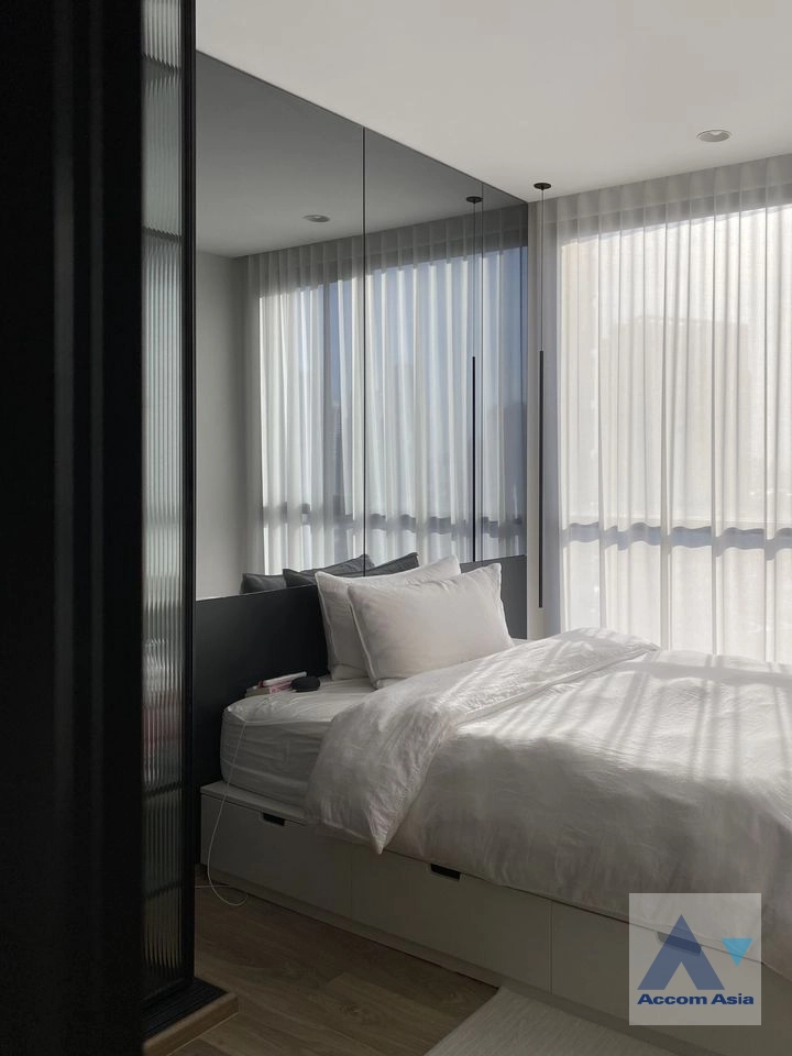  1 Bedroom  Condominium For Sale in Sukhumvit, Bangkok  near BTS Thong Lo (AA40304)