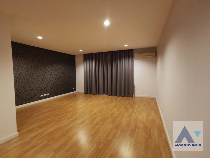  4 Bedrooms  Townhouse For Rent in Sathorn, Bangkok  (AA40352)