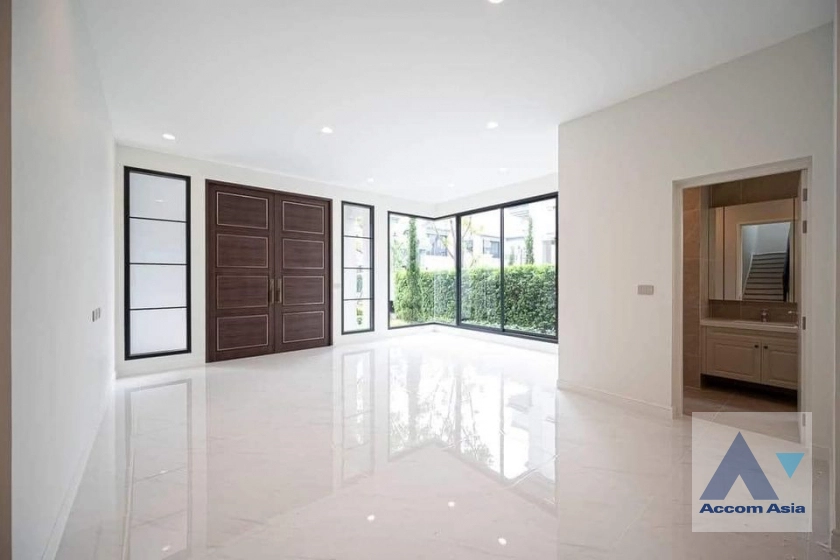  4 Bedrooms  House For Sale in Phaholyothin, Bangkok  (AA40416)