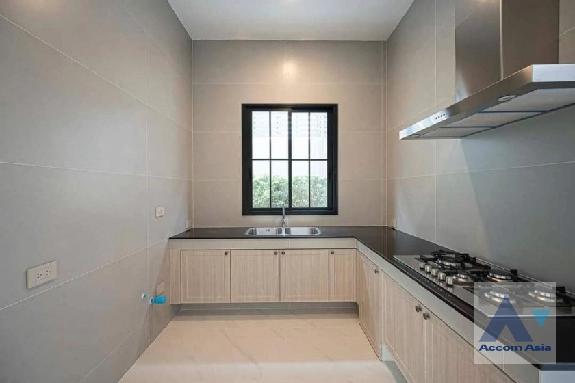 4 Bedrooms  House For Sale in Phaholyothin, Bangkok  (AA40416)