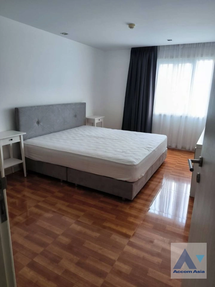 Pet friendly |  3 Bedrooms  Condominium For Rent in Sukhumvit, Bangkok  near BTS Ekkamai (AA40418)