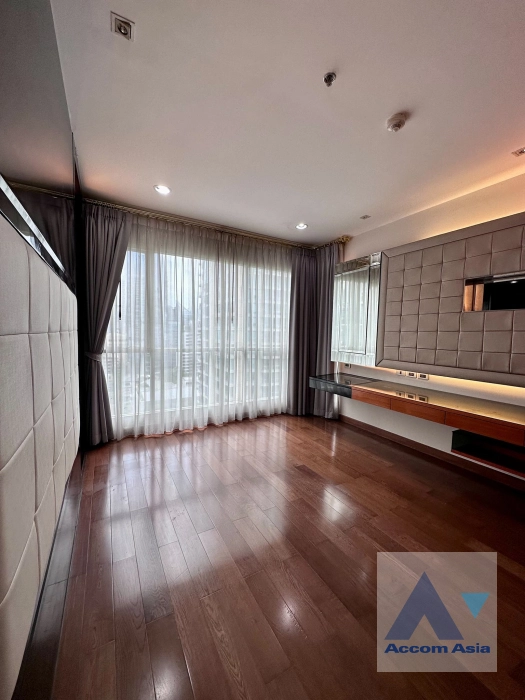  2 Bedrooms  Condominium For Sale in Ploenchit, Bangkok  near BTS Chitlom (AA40445)