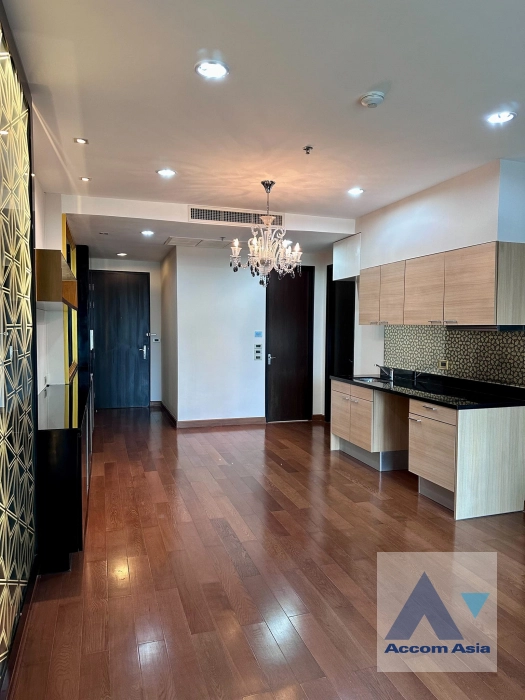  2 Bedrooms  Condominium For Sale in Ploenchit, Bangkok  near BTS Chitlom (AA40445)