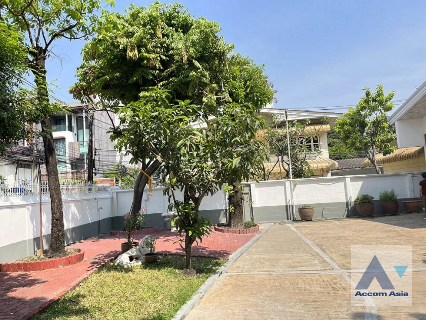  House For Sale in Sukhumvit, Bangkok  near BTS Ekkamai (AA40511)