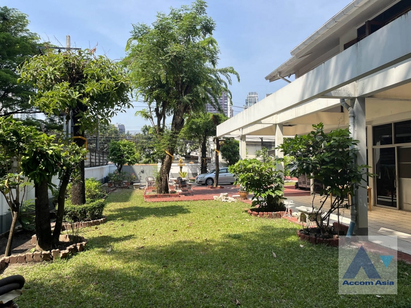  House For Sale in Sukhumvit, Bangkok  near BTS Ekkamai (AA40511)