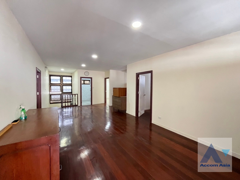 14  4 br House For Rent in phaholyothin ,Bangkok  AA40561