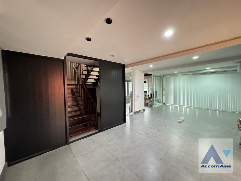  2 Bedrooms  House For Rent in Phaholyothin, Bangkok  (AA40578)