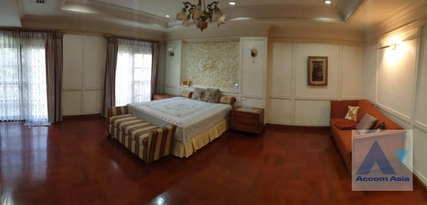 16  4 br House For Rent in dusit ,Bangkok  AA40642