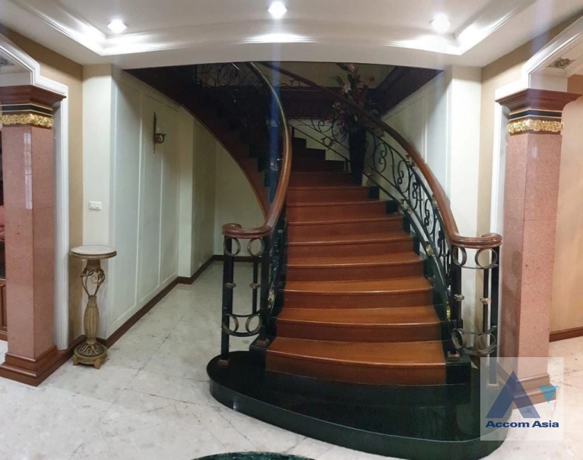 11  4 br House For Rent in dusit ,Bangkok  AA40642