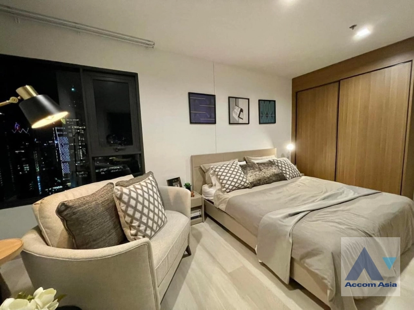  2 Bedrooms  Condominium For Rent in Ploenchit, Bangkok  near BTS Ploenchit (AA40643)