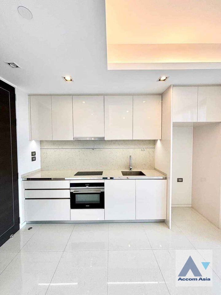  1 Bedroom  Condominium For Sale in Sathorn, Bangkok  near BTS Surasak (AA40649)
