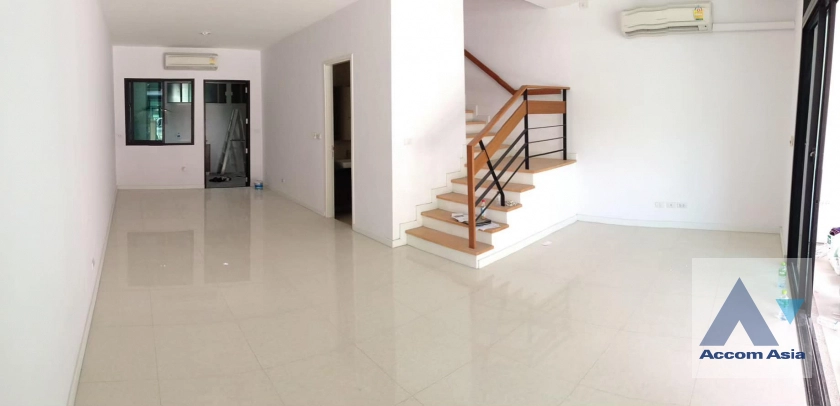  4 Bedrooms  Townhouse For Rent in Sathorn, Bangkok  (AA40656)