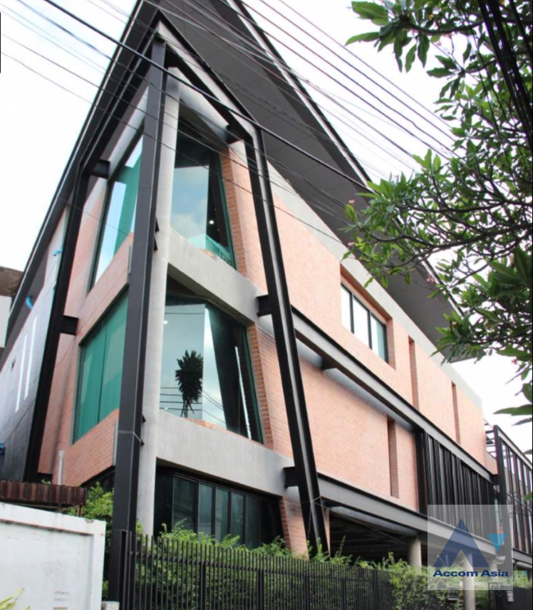 Office |  Building For Rent in Sukhumvit, Bangkok  near BTS Phrom Phong (AA40692)