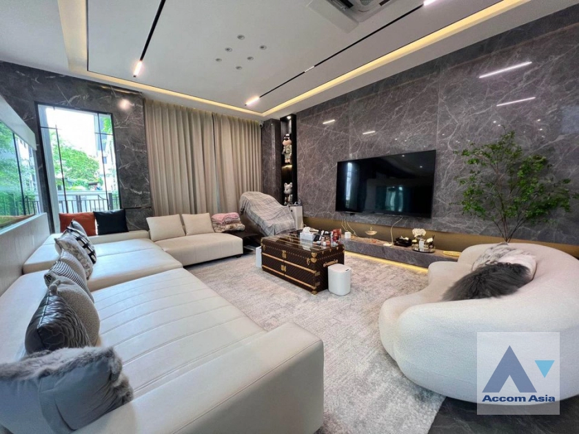  5 Bedrooms  House For Sale in Pattanakarn, Bangkok  near ARL Ban Thap Chang (AA40694)