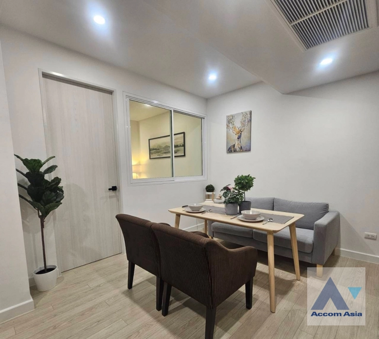  1 Bedroom  Condominium For Rent in Sukhumvit, Bangkok  near BTS Asok (AA40704)