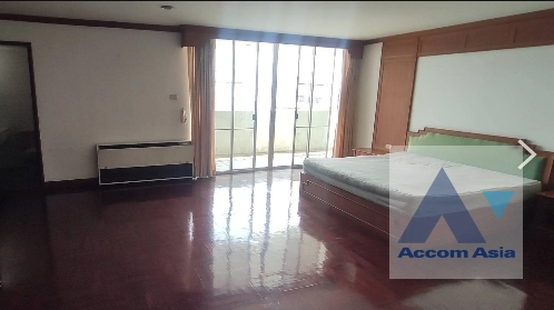  3 Bedrooms  Apartment For Rent in Sukhumvit, Bangkok  near BTS Ekkamai (AA40708)