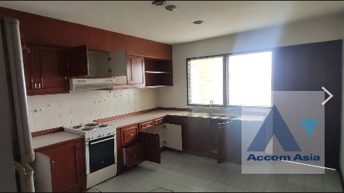  3 Bedrooms  Apartment For Rent in Sukhumvit, Bangkok  near BTS Ekkamai (AA40708)