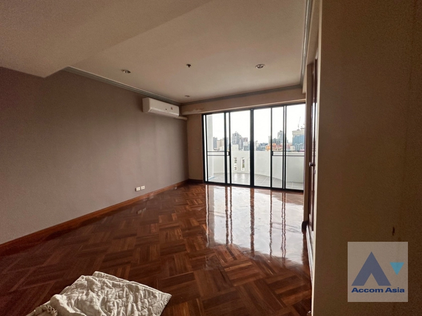  2 Bedrooms  Apartment For Rent in Sukhumvit, Bangkok  near BTS Ekkamai (AA40716)