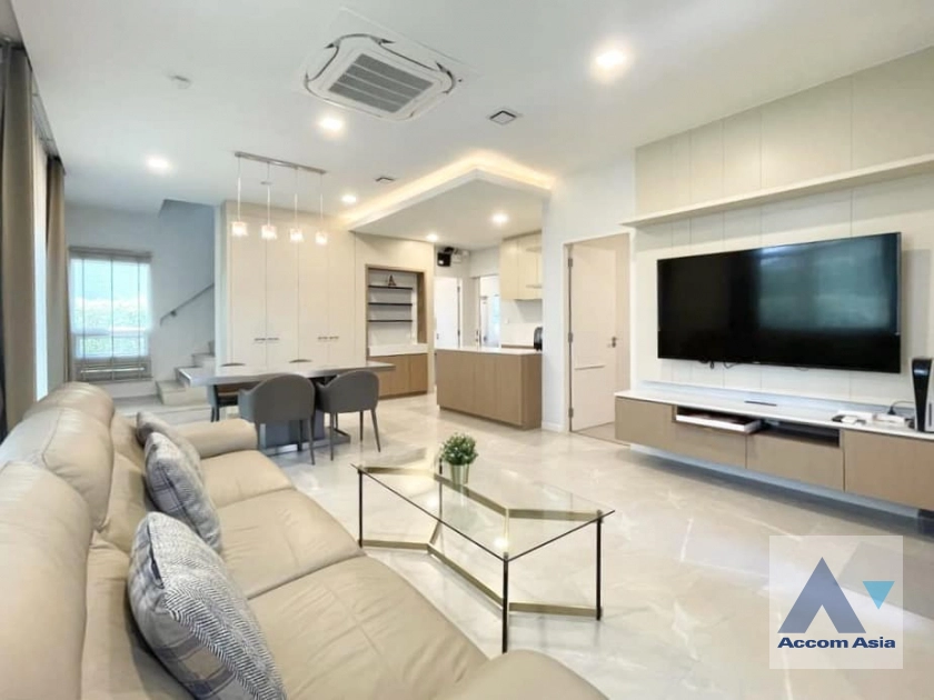  4 Bedrooms  House For Rent in Pattanakarn, Bangkok  (AA40723)