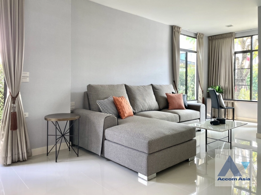  4 Bedrooms  House For Rent in Pattanakarn, Bangkok  (AA40726)