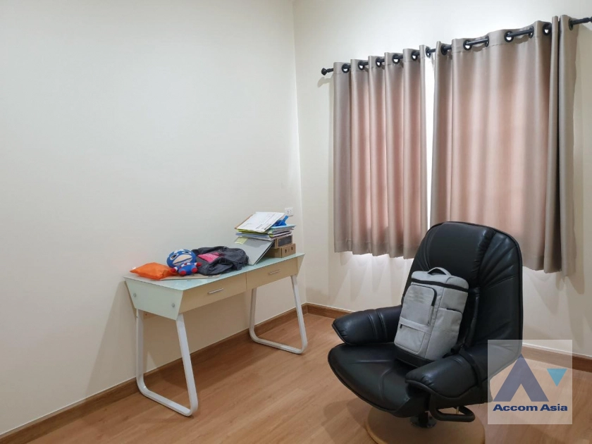  3 Bedrooms  Townhouse For Rent & Sale in Petchkasem, Bangkok  near BTS Wuthakat (AA40728)