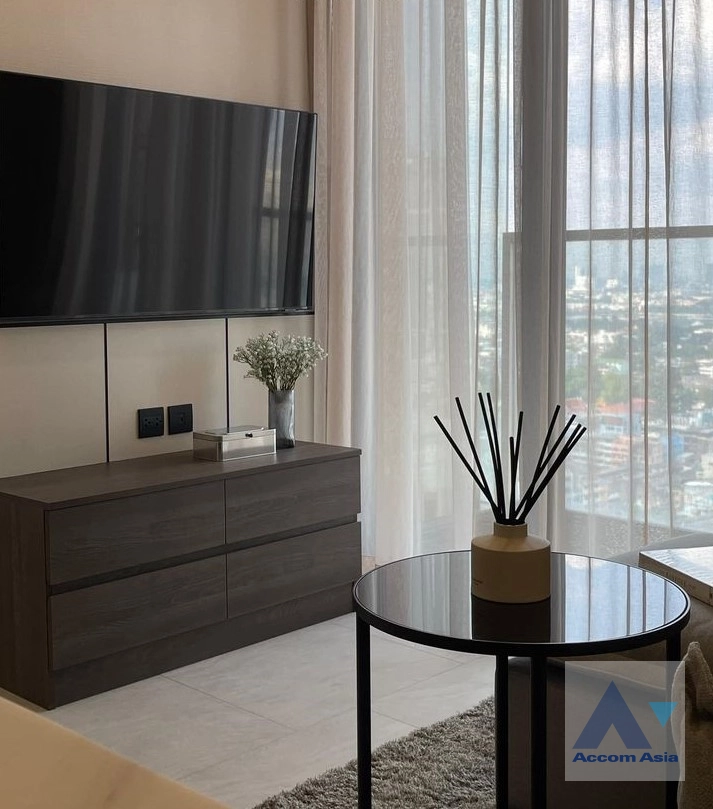  1 Bedroom  Condominium For Rent in Ploenchit, Bangkok  (AA40758)